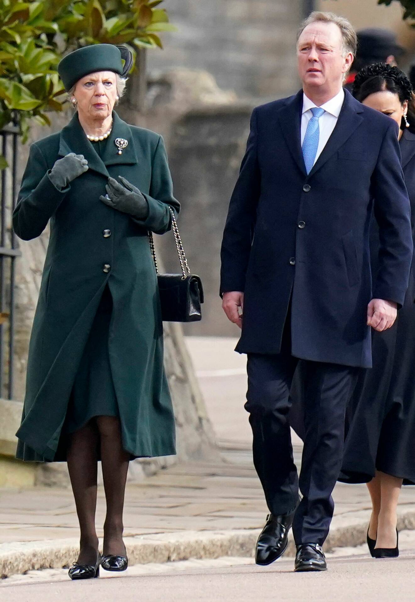 Prinsessan Benedikte och hennes son prins Gustav vid minnesceremoni för kung Konstantin på Windsor Castle