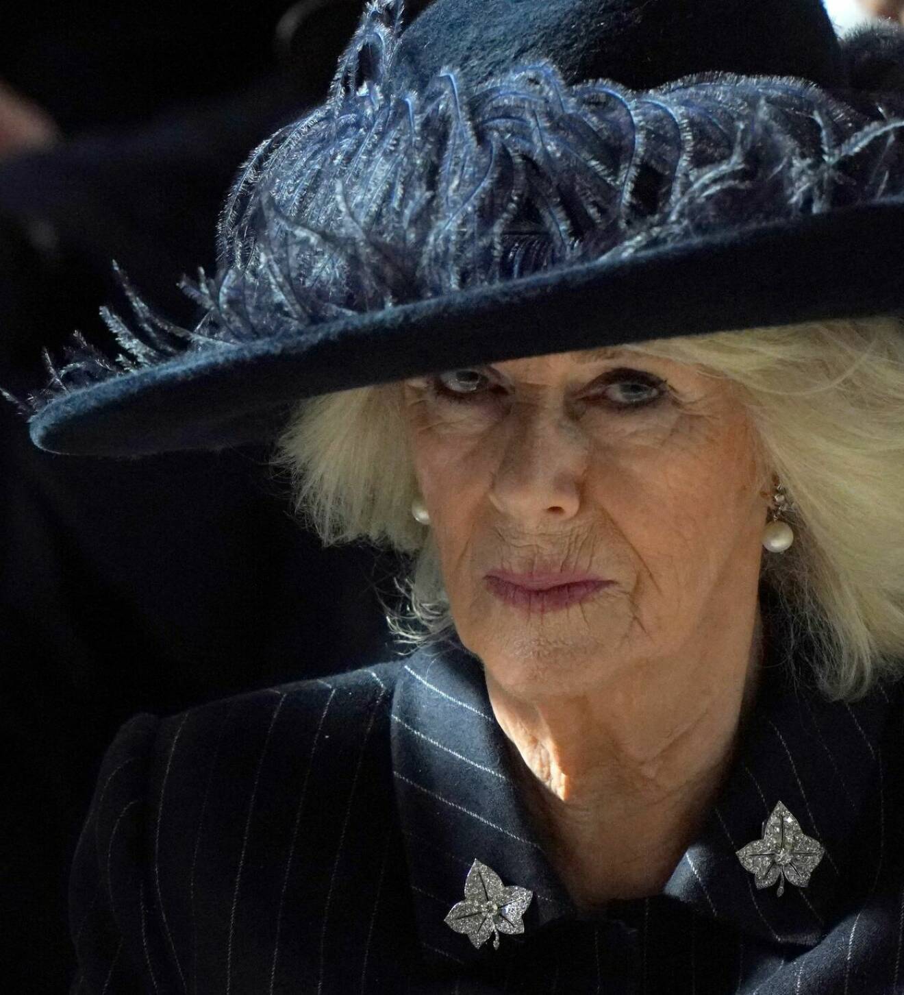 Drottning Camilla i sorg vid minnesceremoni för kung Konstantin på Windsor Castle