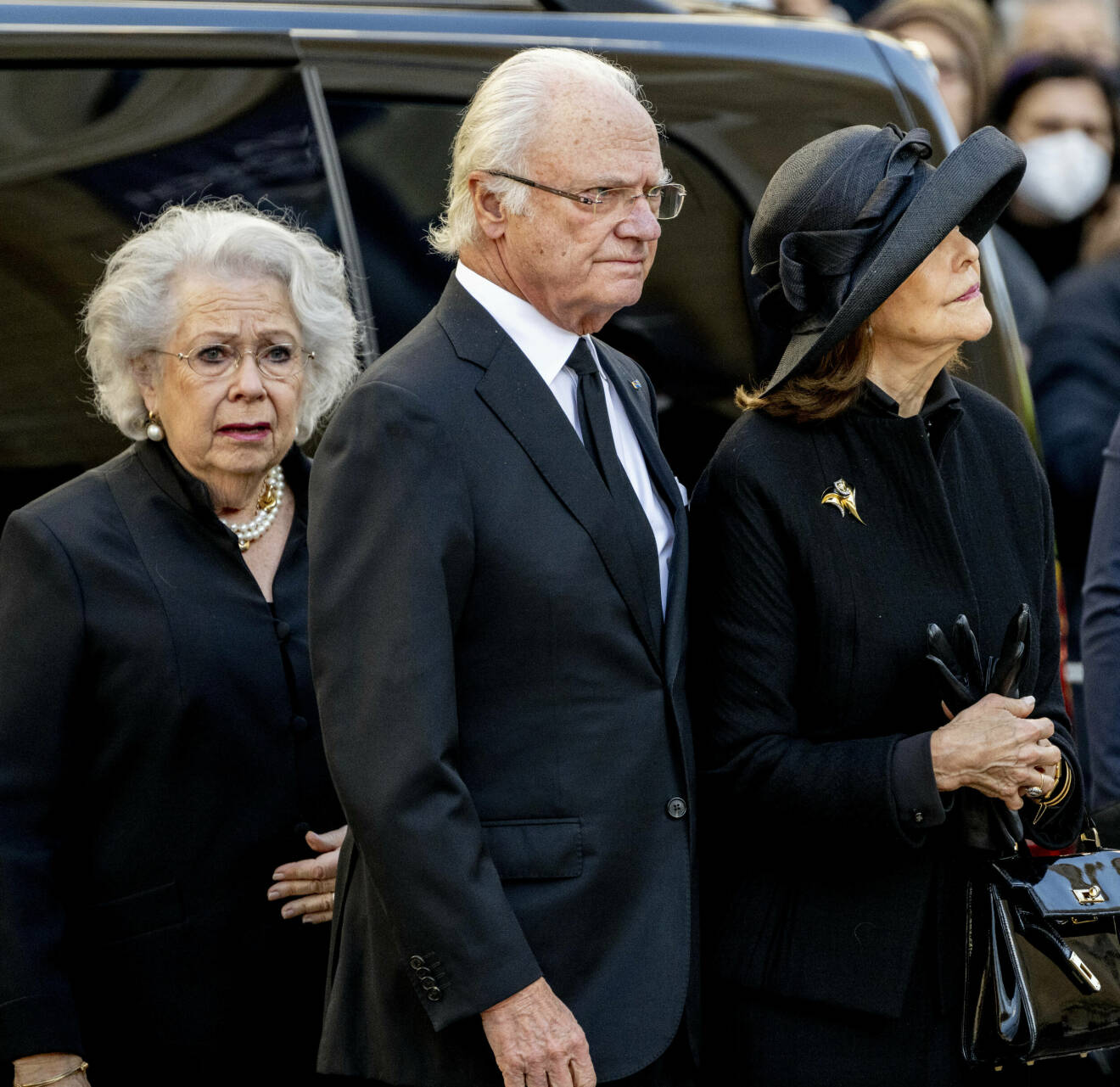 Kungen, drottning Silvia och prinsessan Christina på kung Konstantins begravning i Aten
