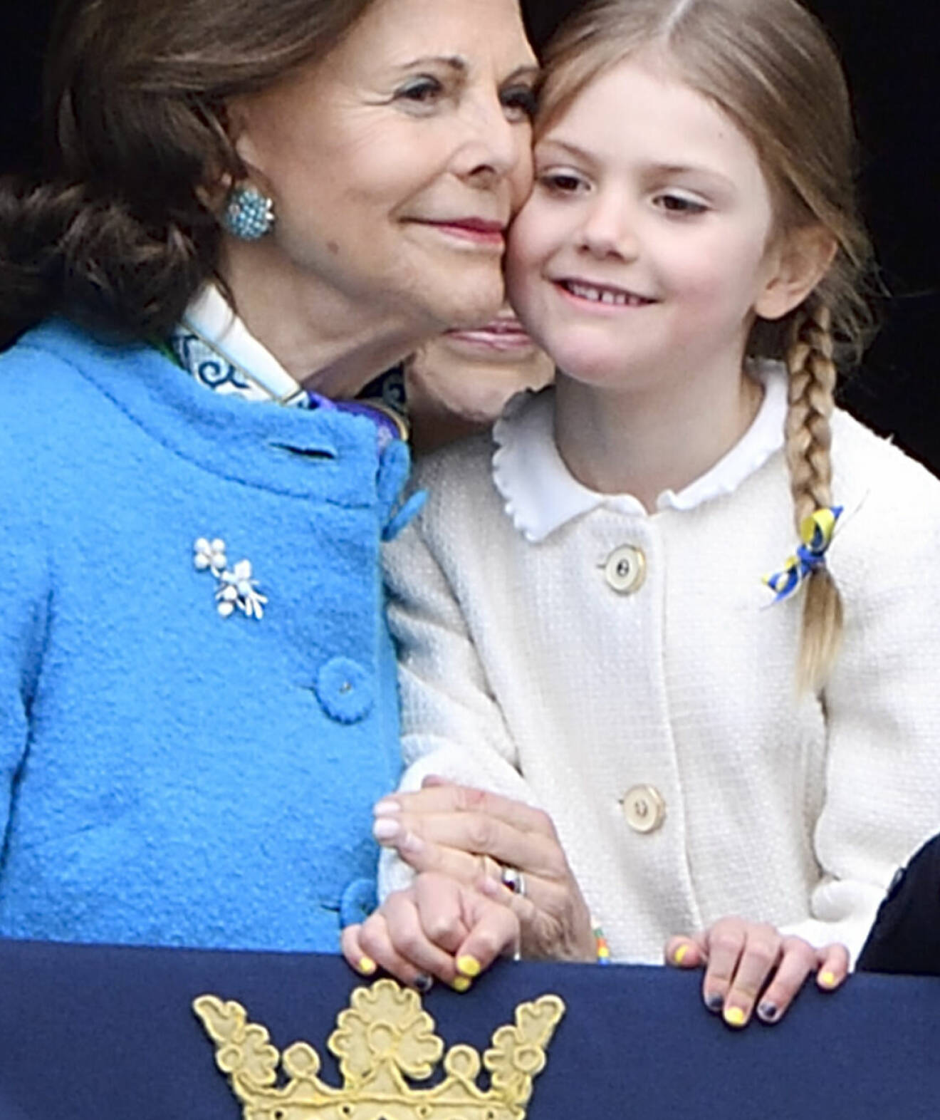Prinsessan Estelle med gula och svarta naglar, kramar drottning Silvia