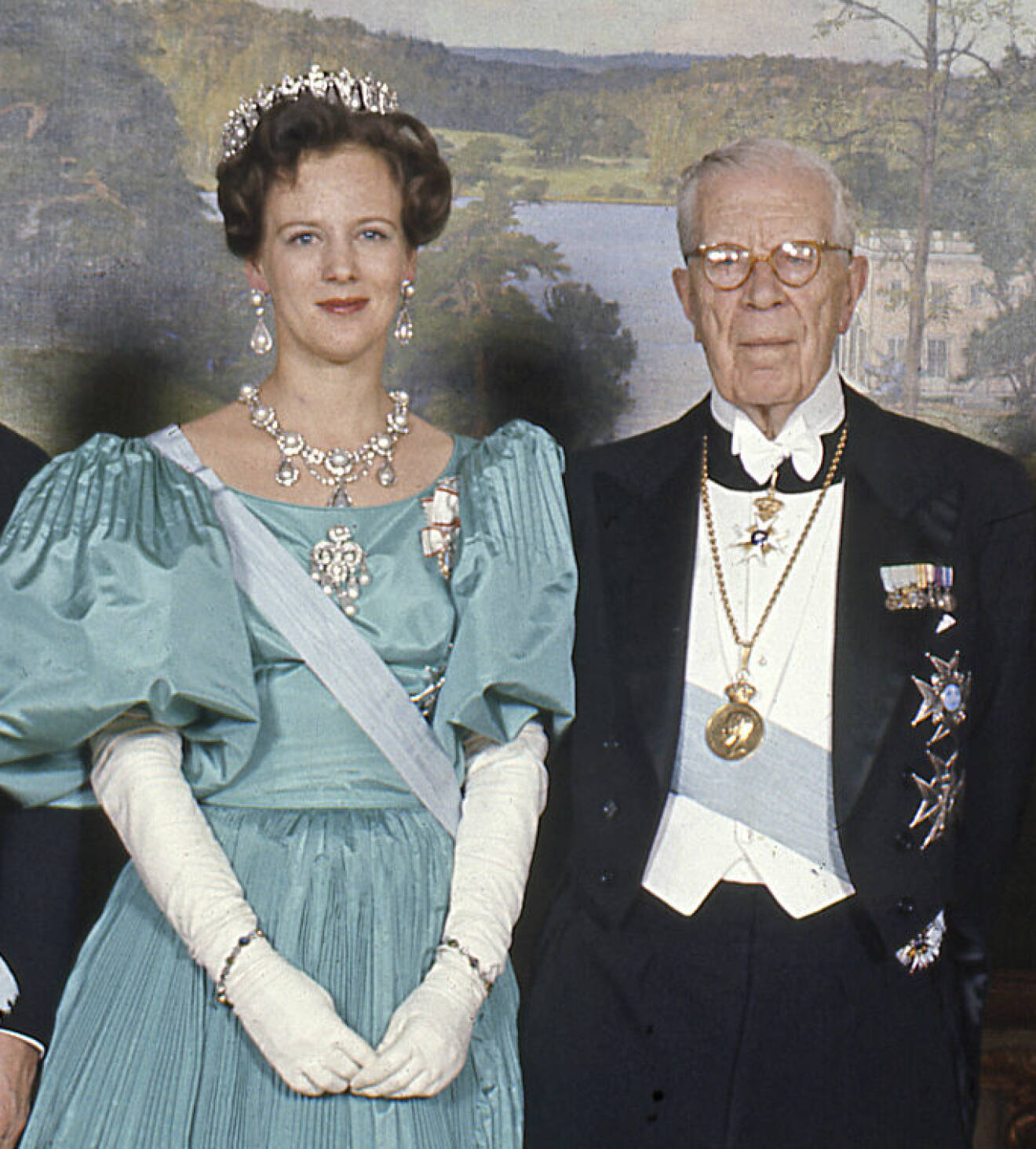 Drottning Margrethe och Gustaf VI Adolf på hans 90-årsdag som firades på Kungliga Operan 1972