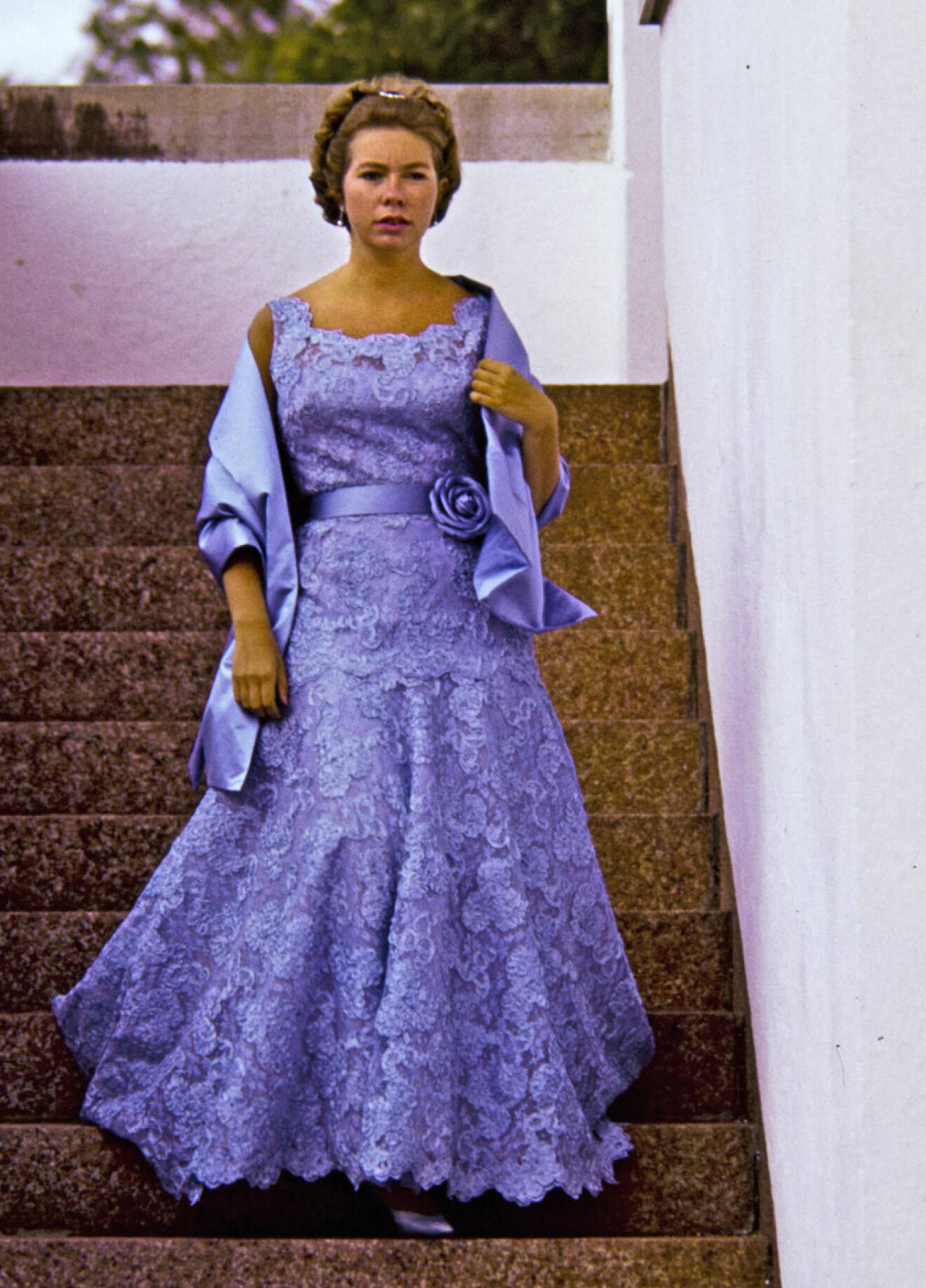 Prinsessan Christina i ljust lila aftonklänning i en trappa på Sollidens slott