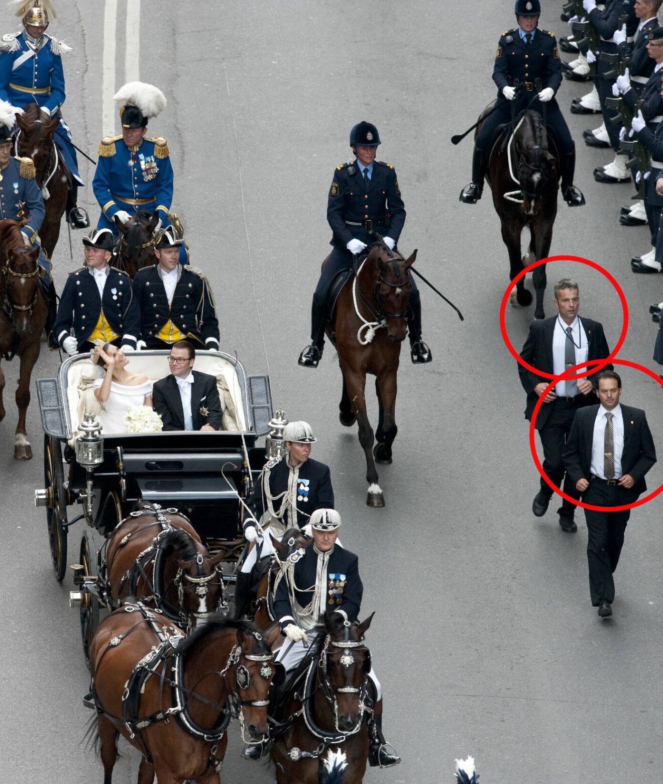 Säpovakterna som joggade bredvid Kronprinsessan Victorias och prins Daniels kortegevagn under bröllopet 2010