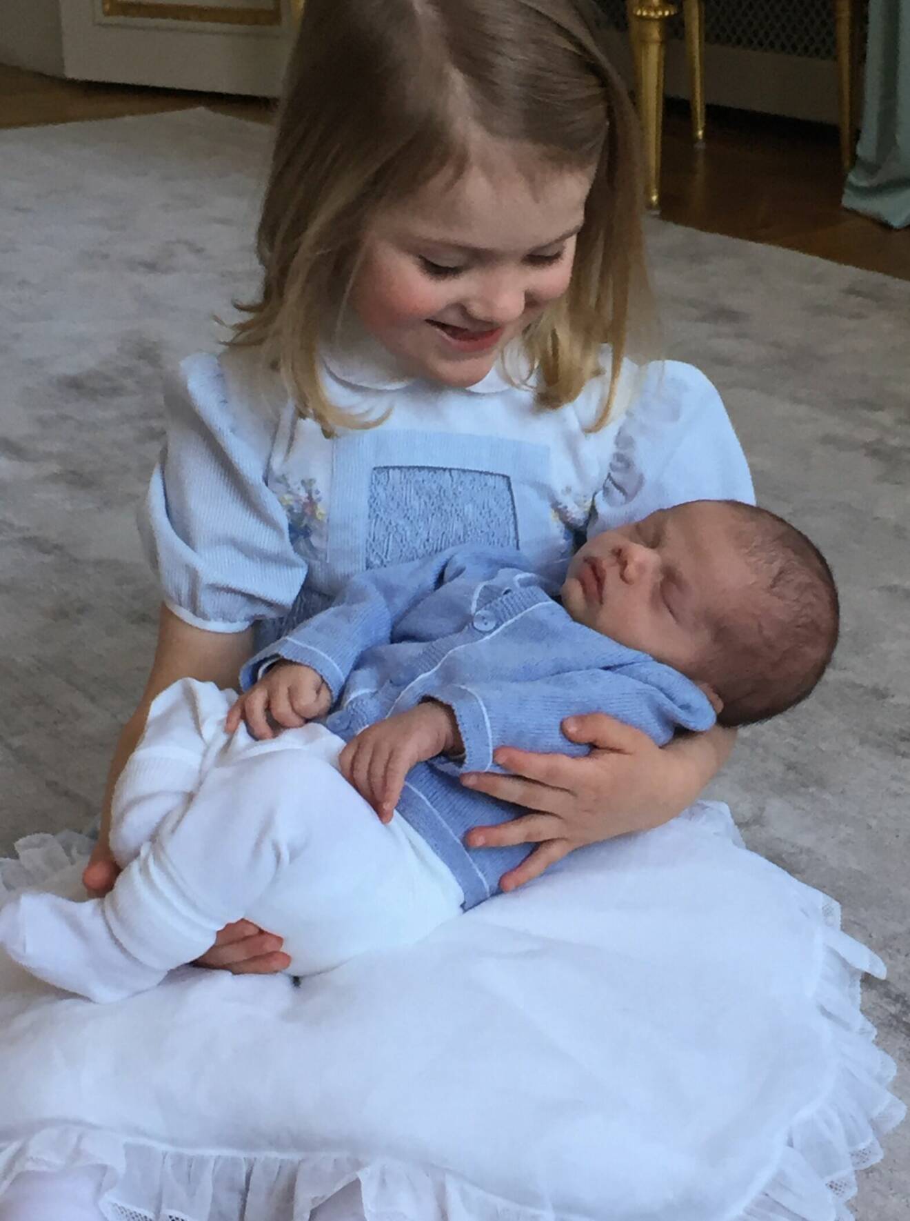 Prinsessan Estelle med sin nyfödda bror prins Oscar