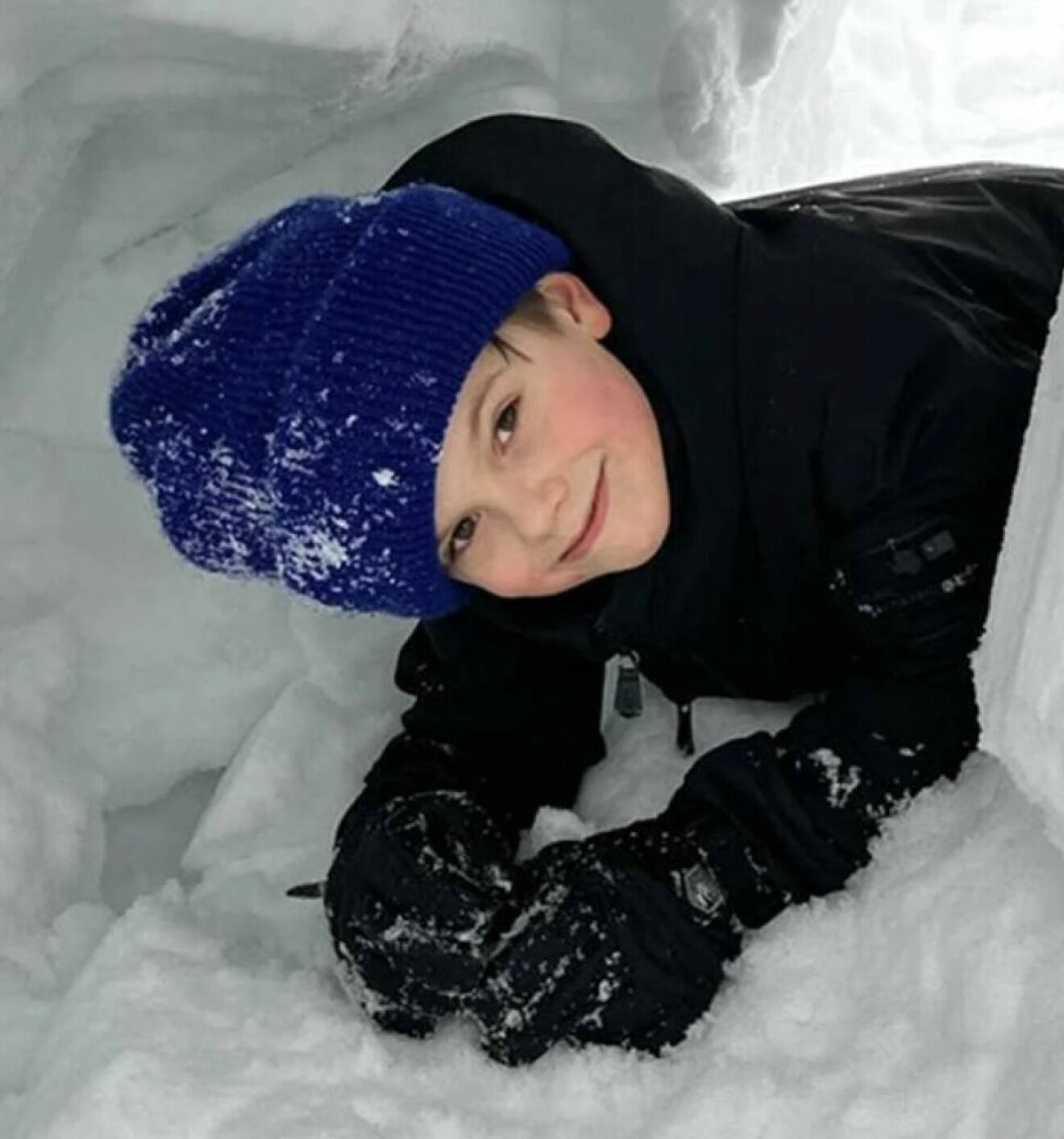 En liten åttaåring mitt under snöbygge!