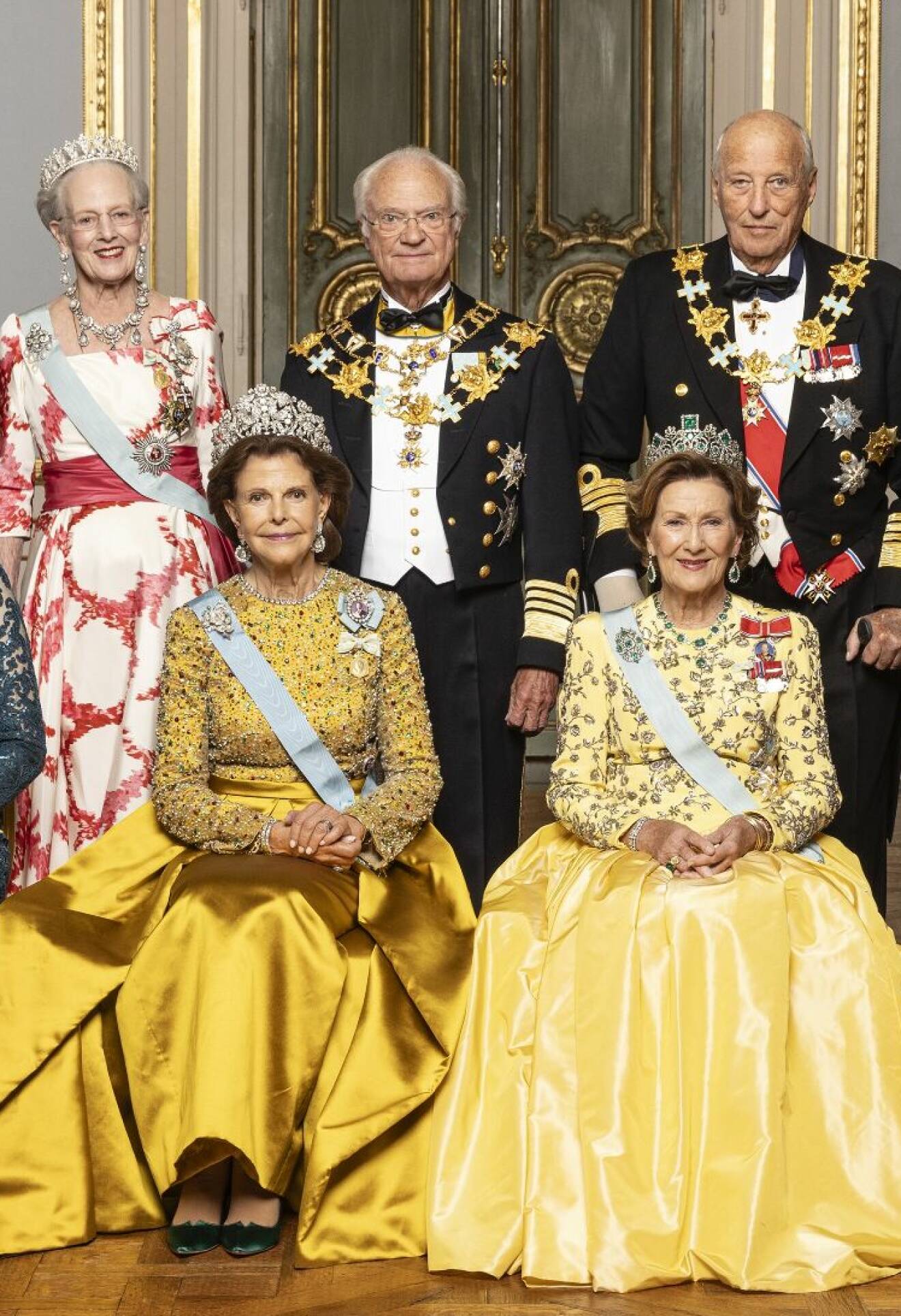 Kung Harald och drottning Sonja tillsammans med kungen och drottning Silvia vid kungens tronjubileum på Stockholms slott i september 2023