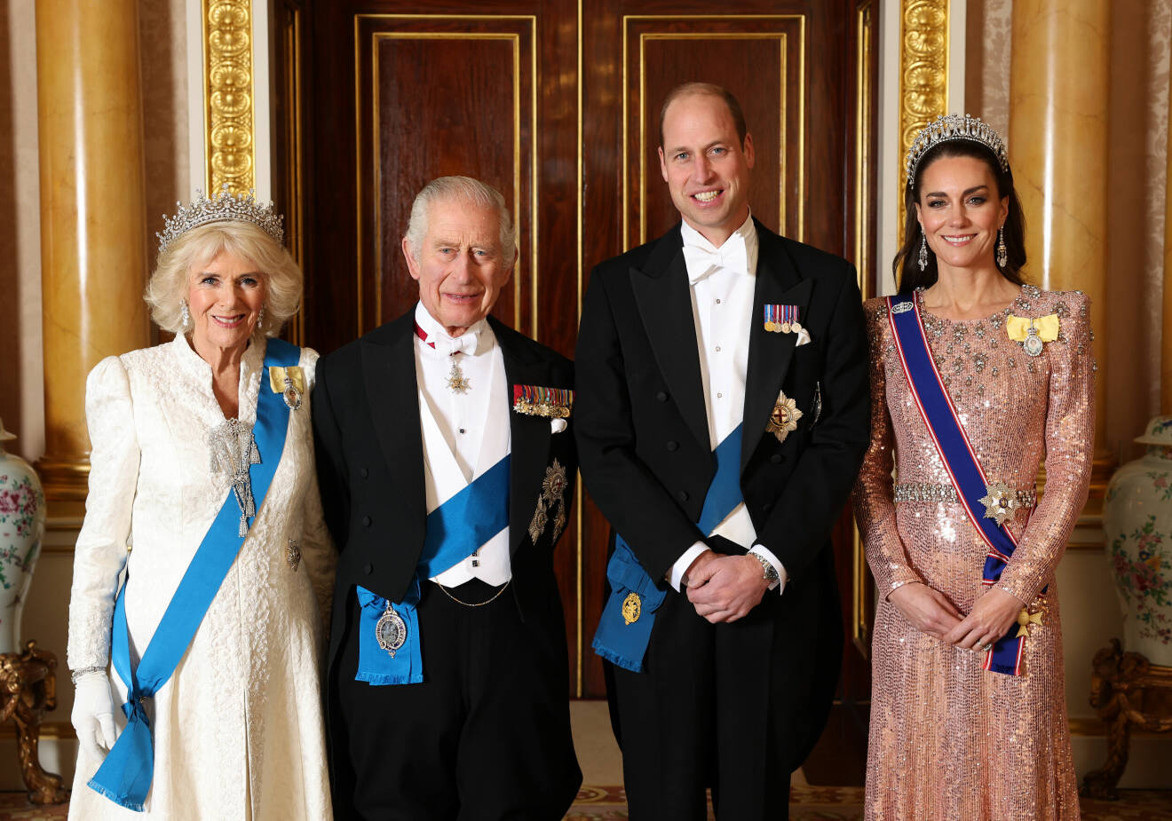 Drottning Camilla, kung Charles, prins William och prinsessan Kate klädda till galamiddag
