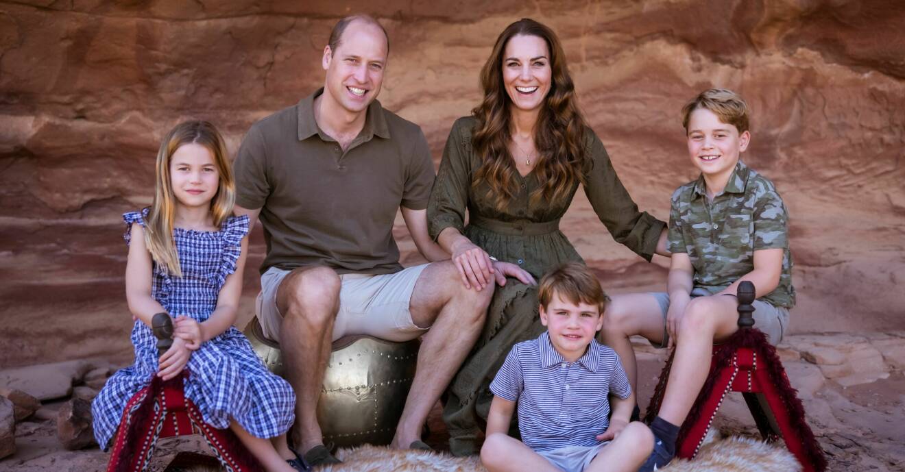 Prins William och prinsessan Kate poserar med barnen prinsessan Charlotte, prins Louis och prins George