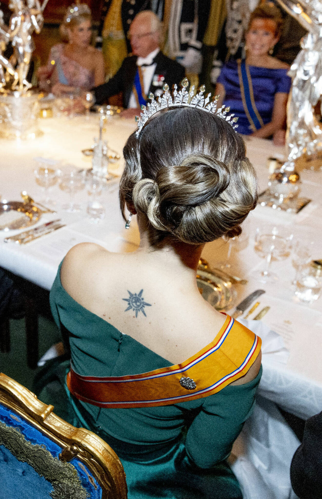 Prinsessan Sofia på kungamiddag med tiara och tatuering