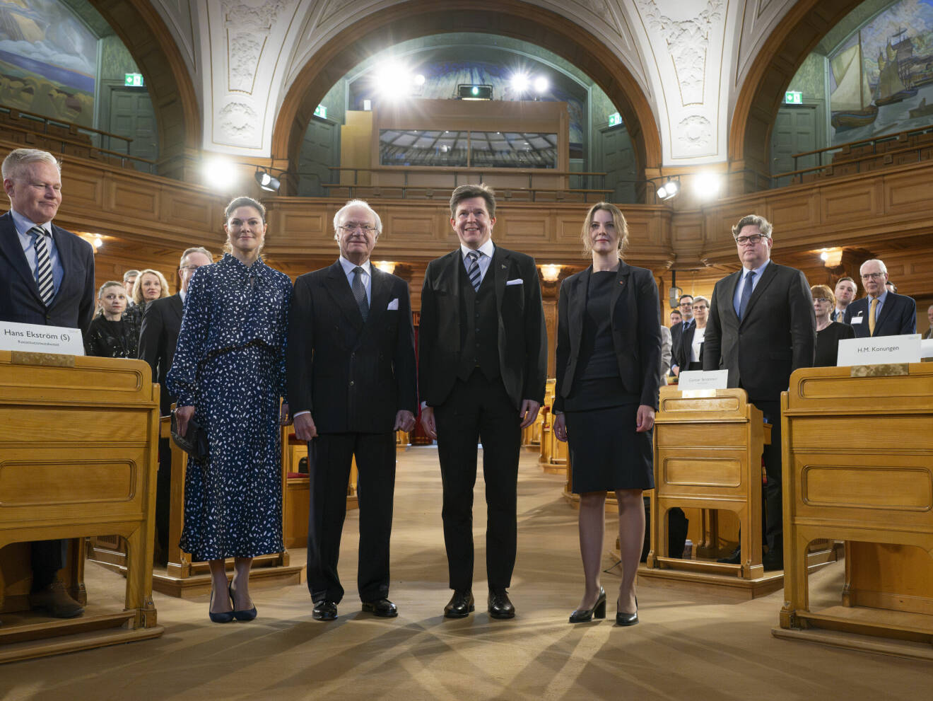 Kungen och kronprinsessan Victoria med talmannen Andreas Norlén och konstitutionsutskottet ordförande Ida Karkiainen (S)