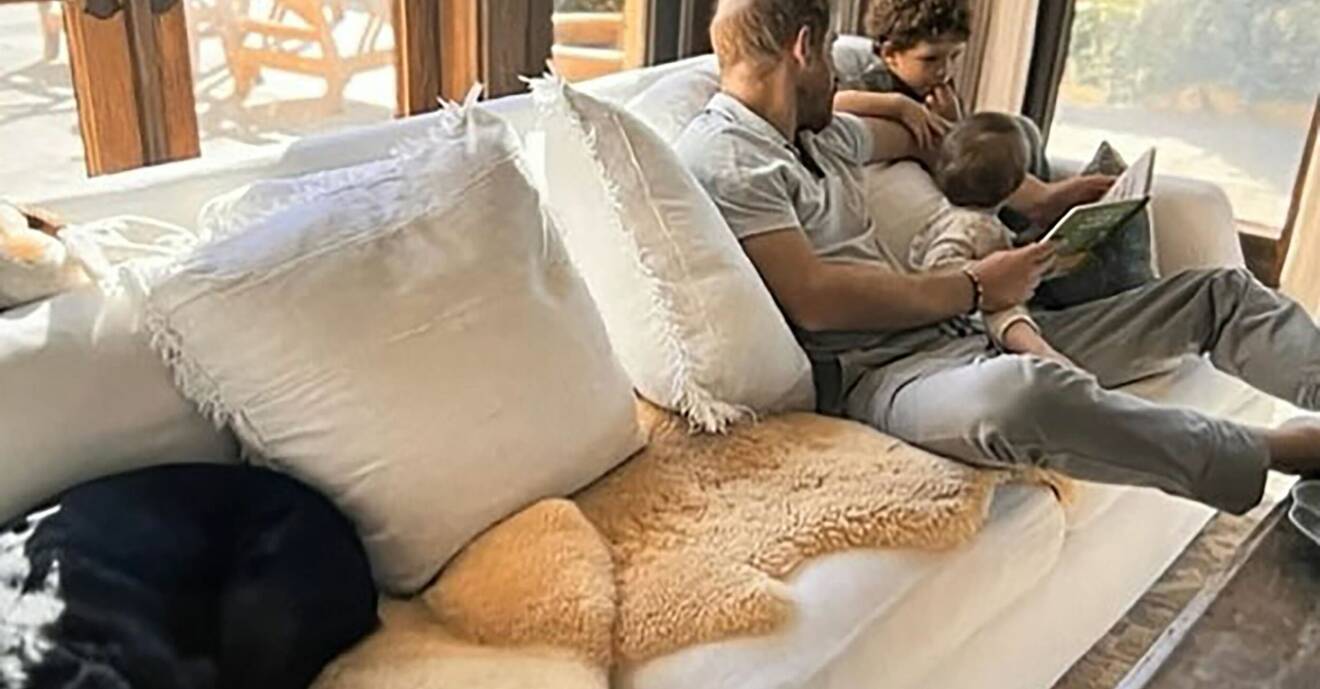 Prins Harry med barnen Archie och Lilibet i soffan