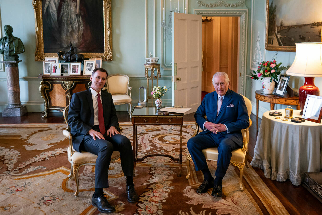 Kung Charles med finansminister Jeremy Hunt i det privata audiensrummet på Buckingham Palace