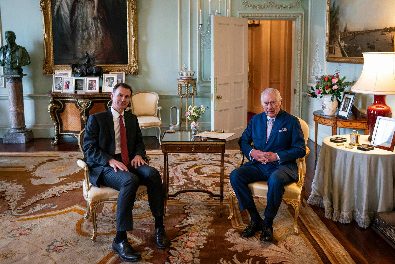 Kung Charles på Buckingham Palace med finansminister Jeremy Hunt