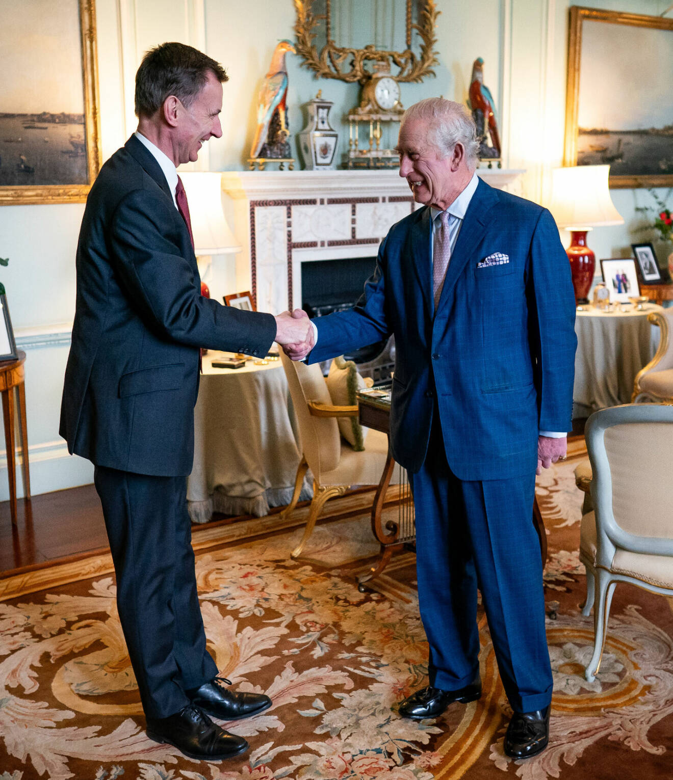 Kung Charles på Buckingham Palace med den brittiska finansministern Jeremy Hunt
