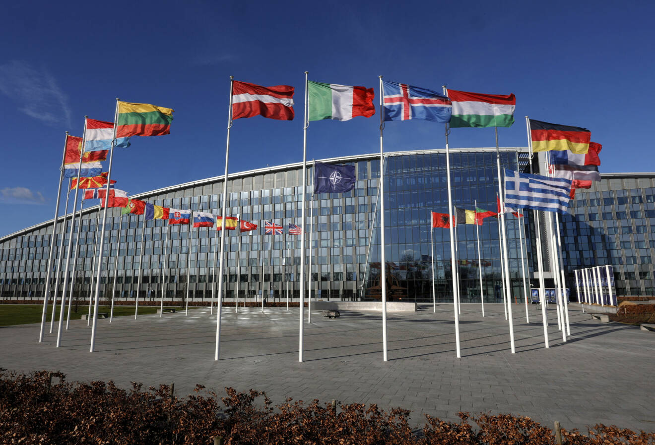 Flaggorna utanför Natos högkvarter i Bryssel