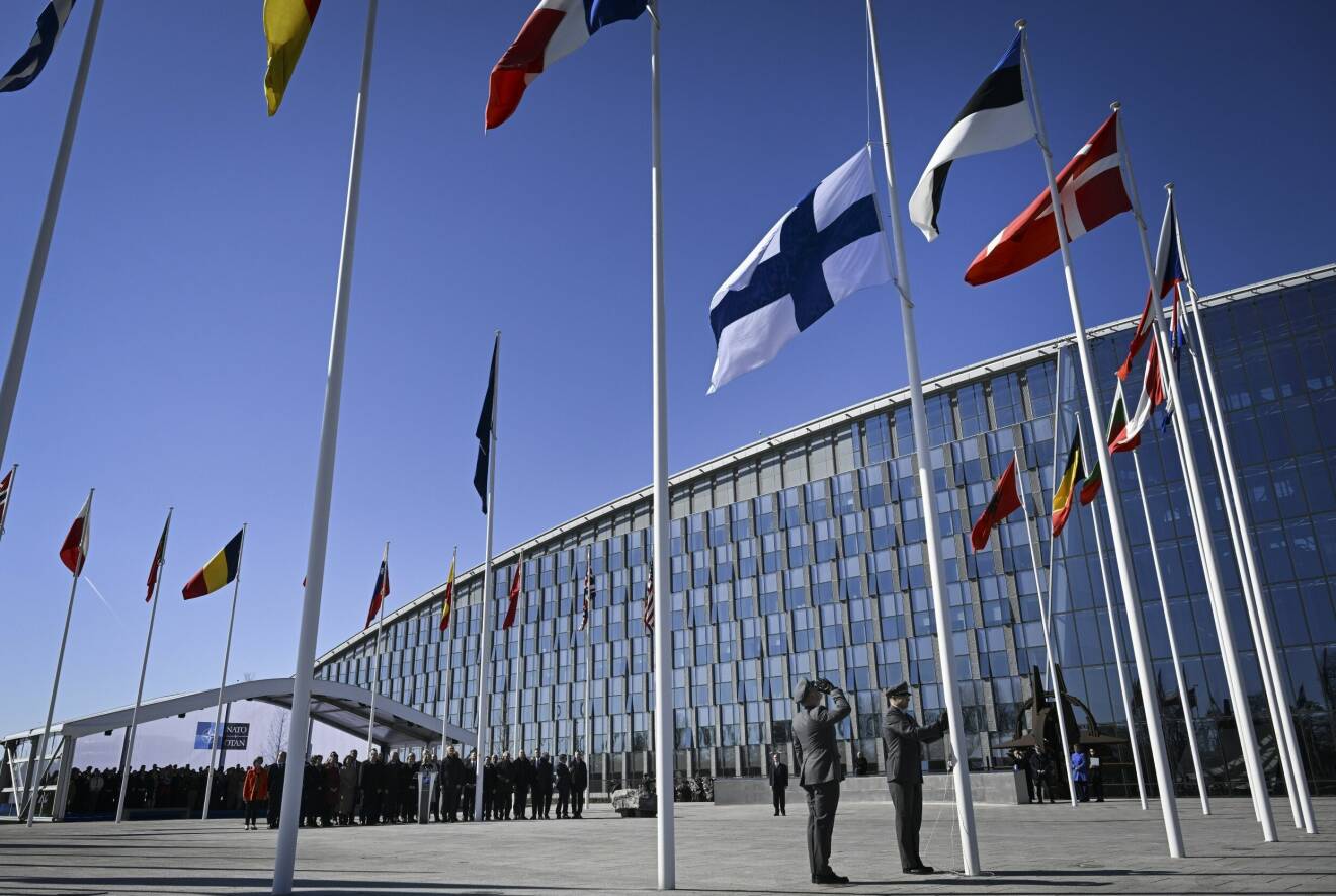 Finlands flaggceremoni utanför Natos högkvarter i Bryssel i april 2023