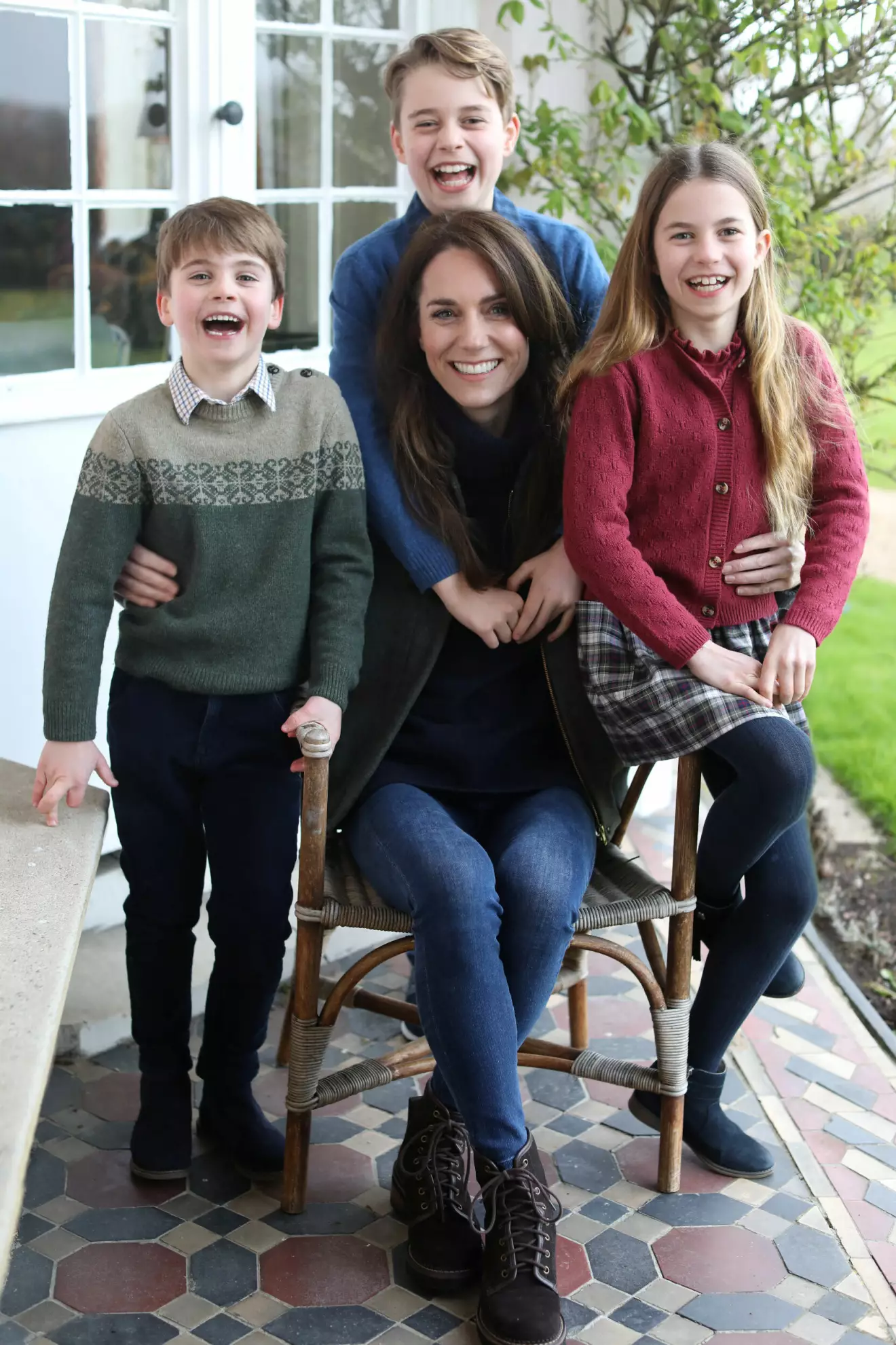 Prinsessan Kate med barnen på den manipulerade familjebilden