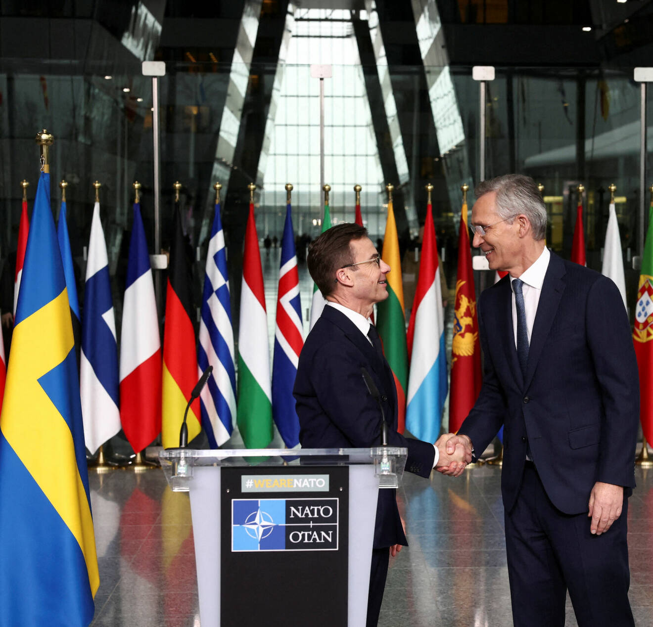 Statsminister Ulf Kristersson och Natos Jens Stoltenberg vid flagghissnings-ceremonin vid Nato i Bryssel