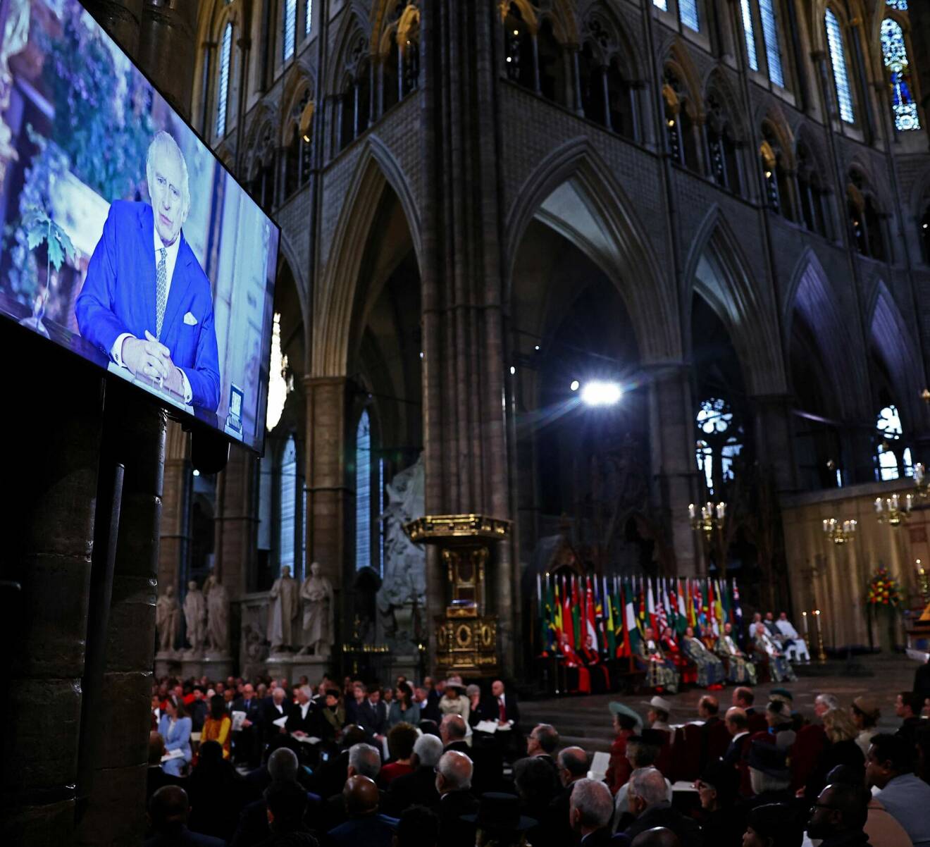 Kung Charles på storbildsskärm under Commonwealth Day Service i Westminster Abbey