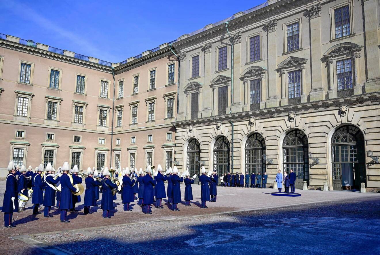 Försvarsmakten uppvaktar på kronprinsessan Victorias namnsdag 2024 på Stockholms slott