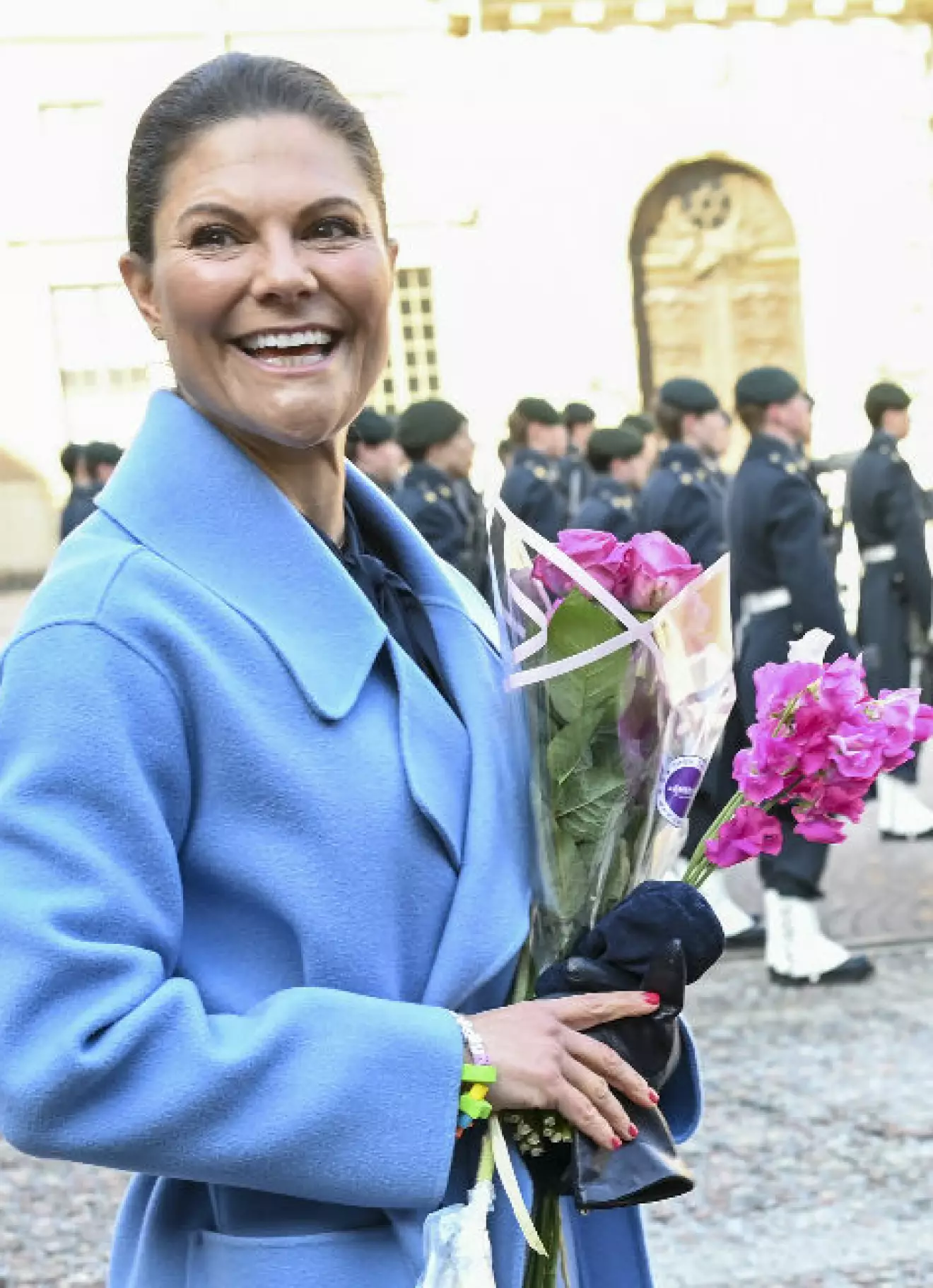 Kronprinsessan Victoria i blå kappa vid namnsdagsfirandet 2024 på Stockholms slott