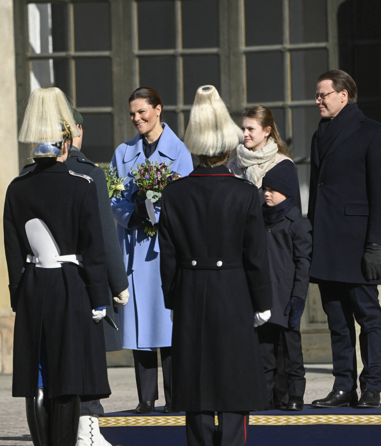 Kronprinsessan Victoria får blommor under sitt namnsdagsfirande 2024 på Stockholms slott