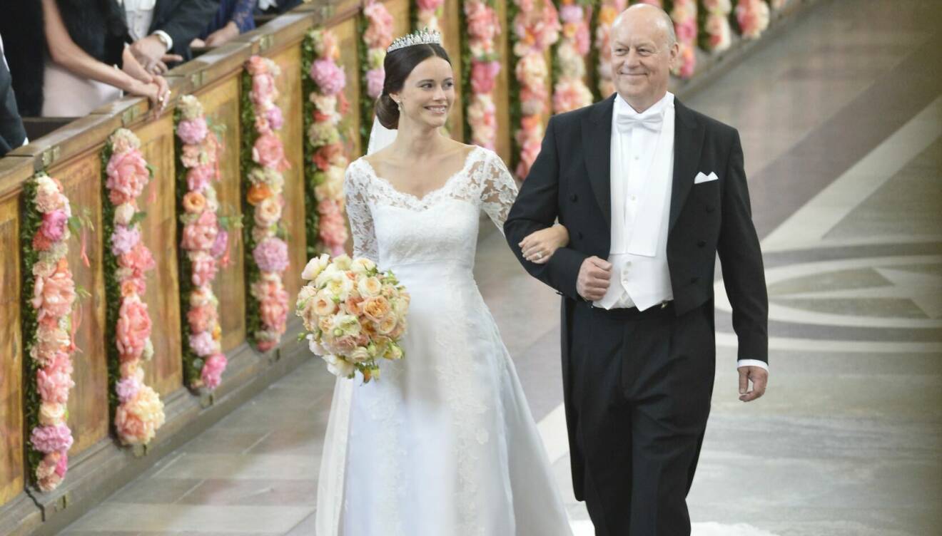 Prinsessan Sofia går längs altargången med Erik Hellqvist