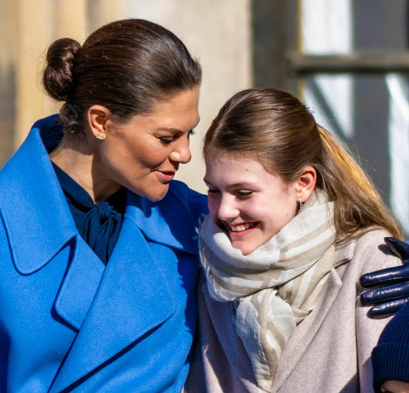 Prinsessan Estelle med sin mamma på kronprinsessan Victorias namnsdag 2024