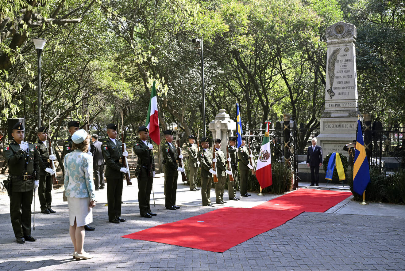 Kungaparet på statsbesök i Mexiko – här vid Obelisco a los Niños Heroes