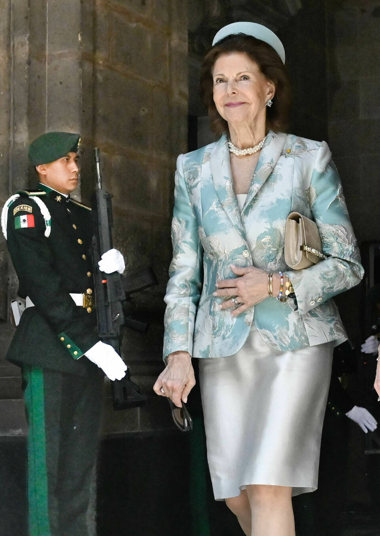 Statsbesök i Mexiko: Drottning Silvia i dräkt i turkos och silvergrått