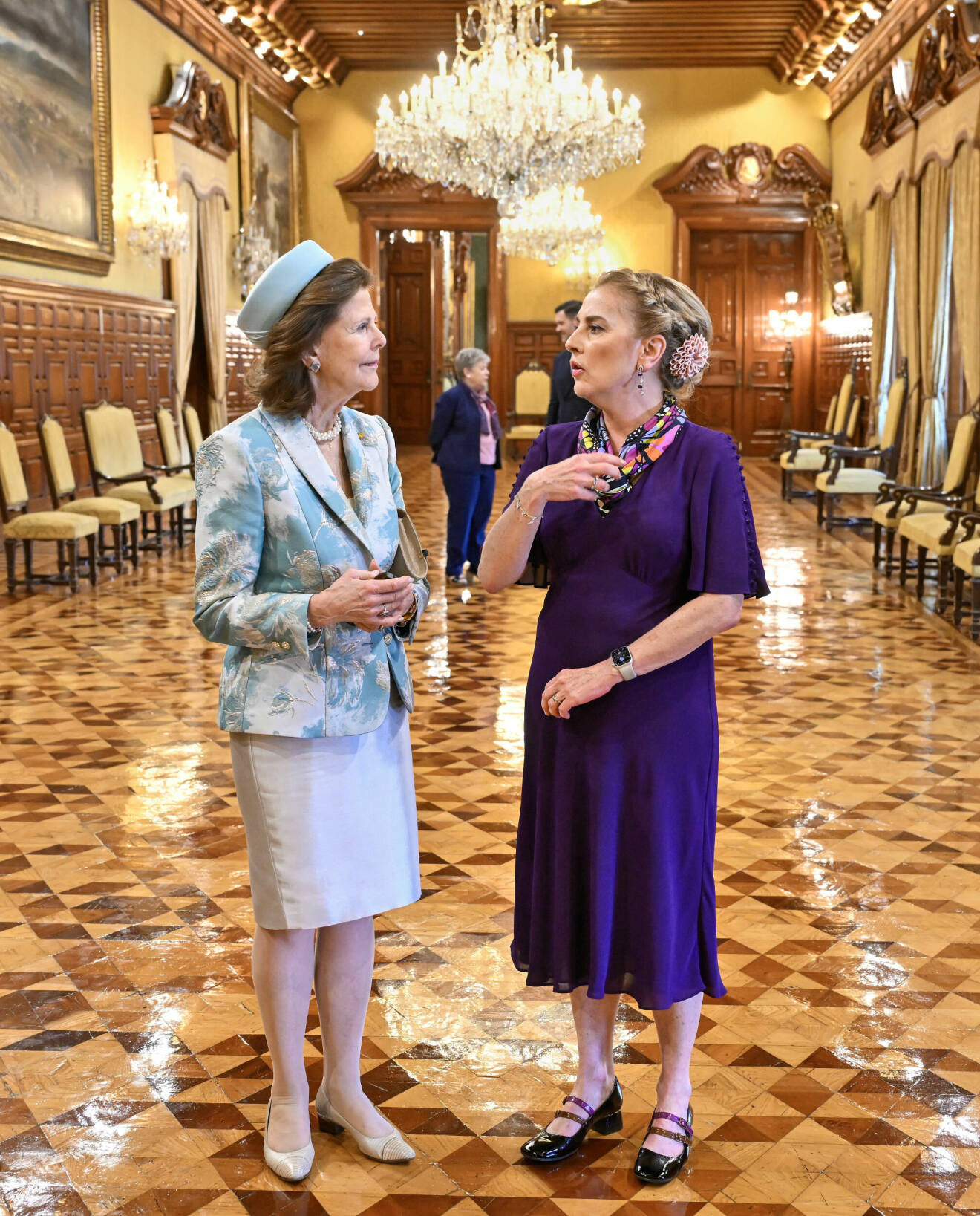 Drottning Silvia i nationalpalatset i Mexico City, här med landets First Lady Beatriz Gutiérrez Müller.