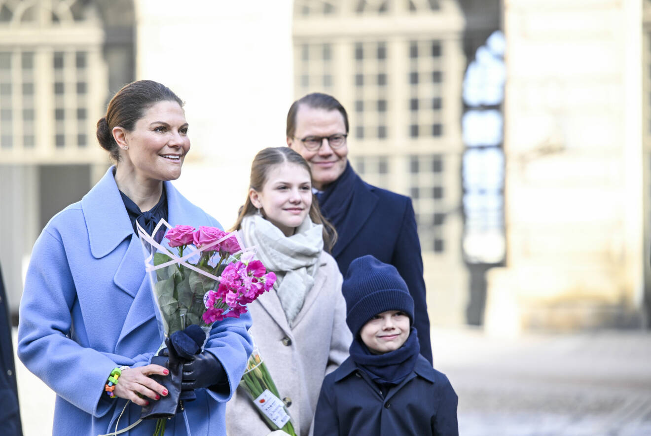 Kronprinsessan Victoria, prinsessan Estelle, prins Oscar och prins Daniel firar Victorias namnsdag på inre borggården på Stockholms slott.