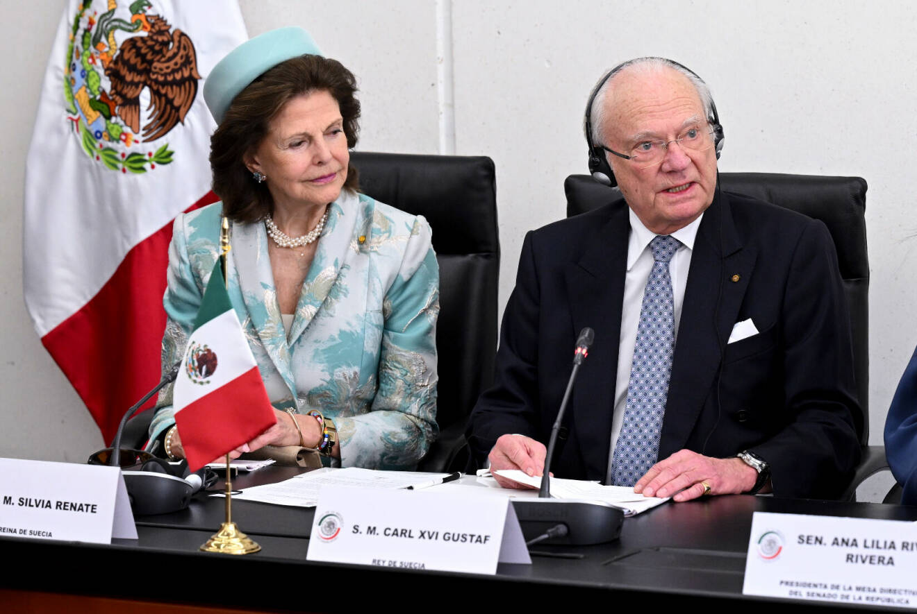 Drottning Silvia och kung Carl Gustaf med senatens ordförande Ana Lilia Rivera under ett besök i den mexikanska senaten under statsbesöket till Mexiko