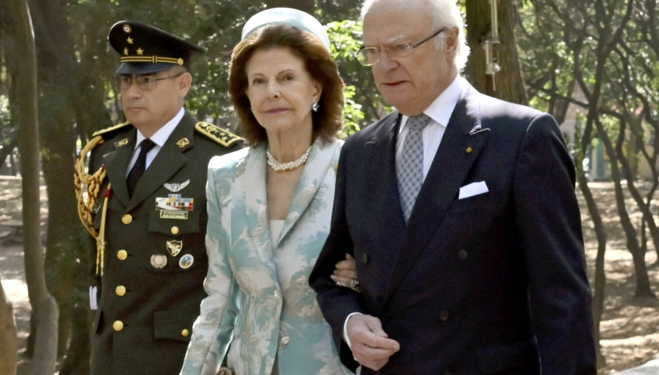 Drottning Silvia och kung Carl Gustaf håller armkrok