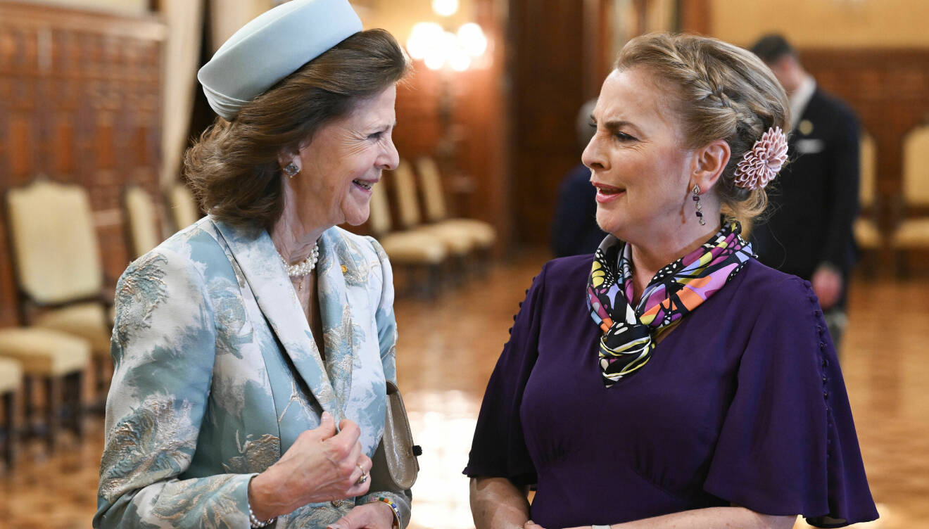 Mexikos presidentfru Beatriz Gutiérrez Müller hälsar drottning Silvia välkommen vid Nationalpalatset under statsbesöket till Mexiko