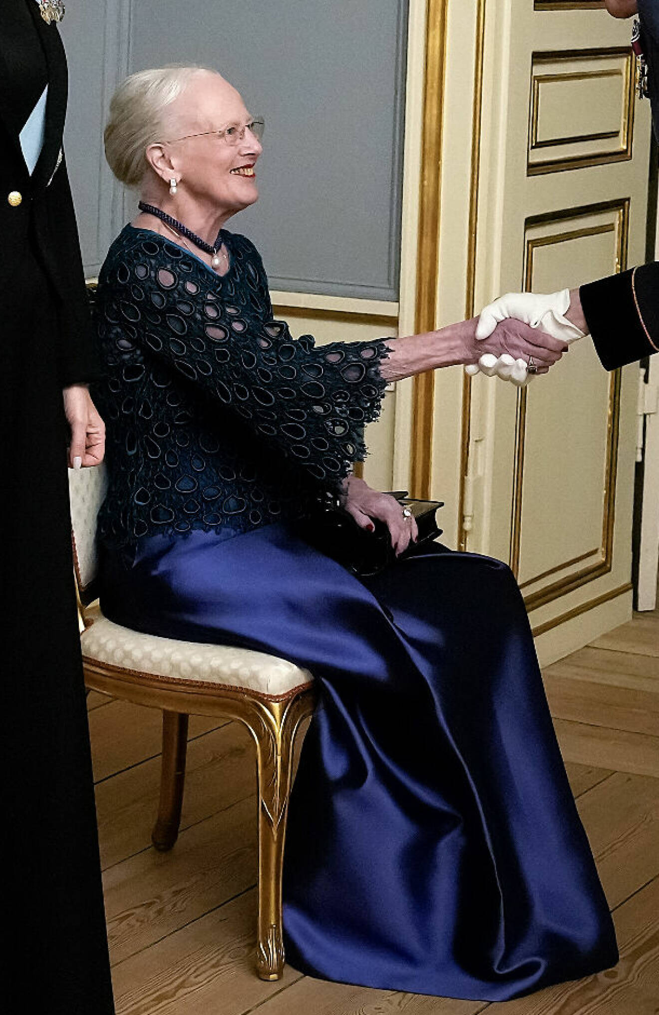 Drottning Margrethe som gäst vid Hedersteckenmiddagen 2024 på Amalienborg