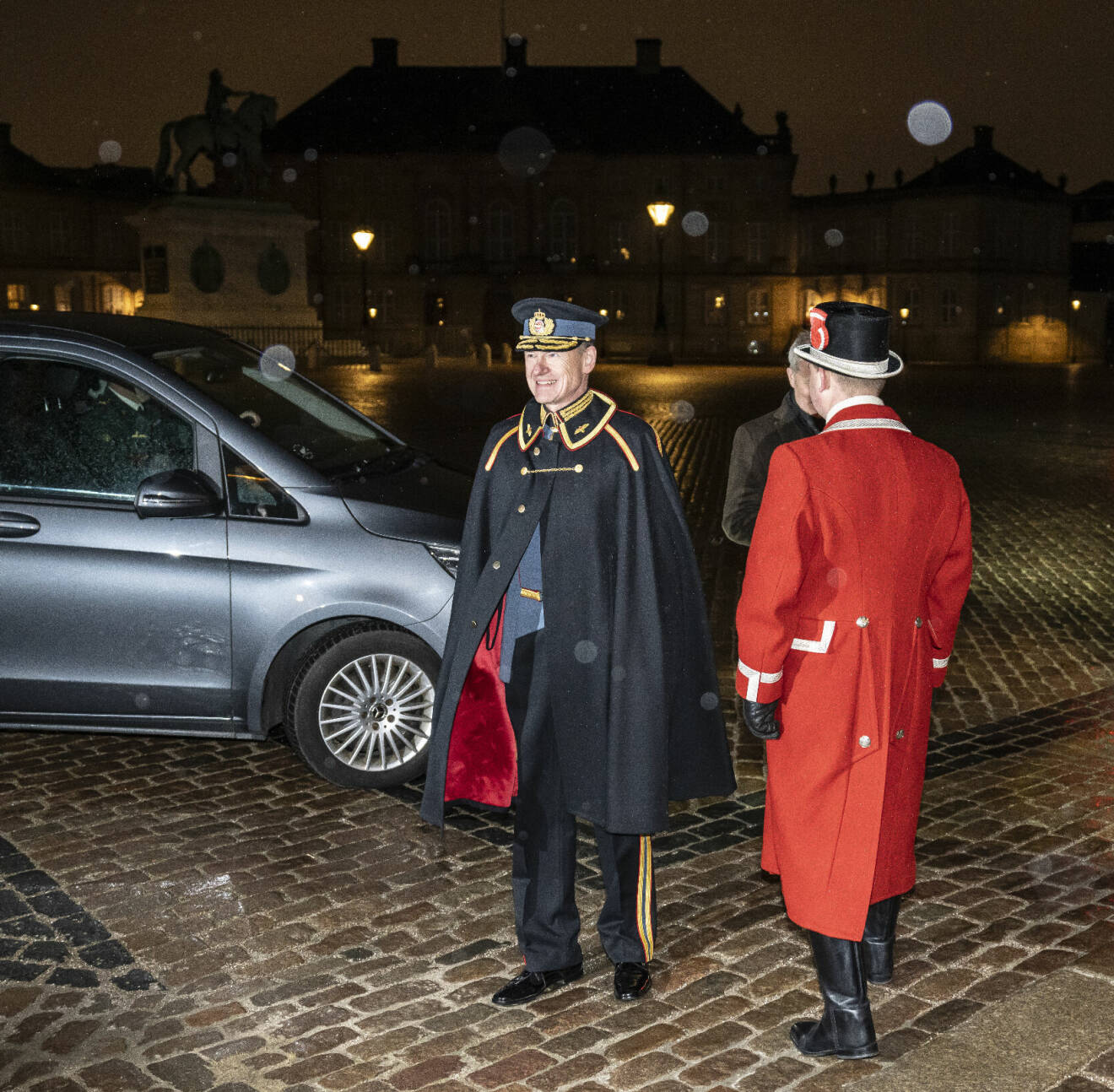 Gäster och anställda vid danska hovet inför Hedersteckenmiddagen 2024 på Amalienborgs slott