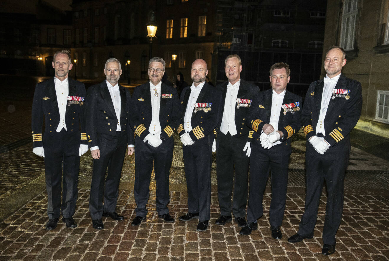 Gästerna vid Hedersteckenmiddagen 2024 på Amalienborg – officerare i uniform
