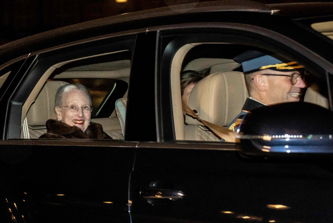 Drottning Margrethe anländer i bil till Hedersteckenmiddagen 2024 på Amalienborg