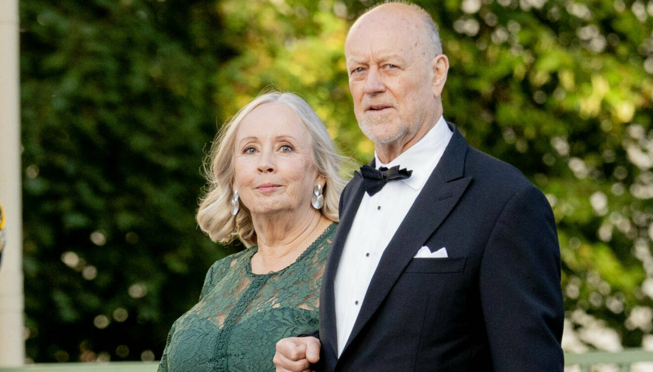Marie och Erik Hellqvist håller armkrok vid Drottningholms slott