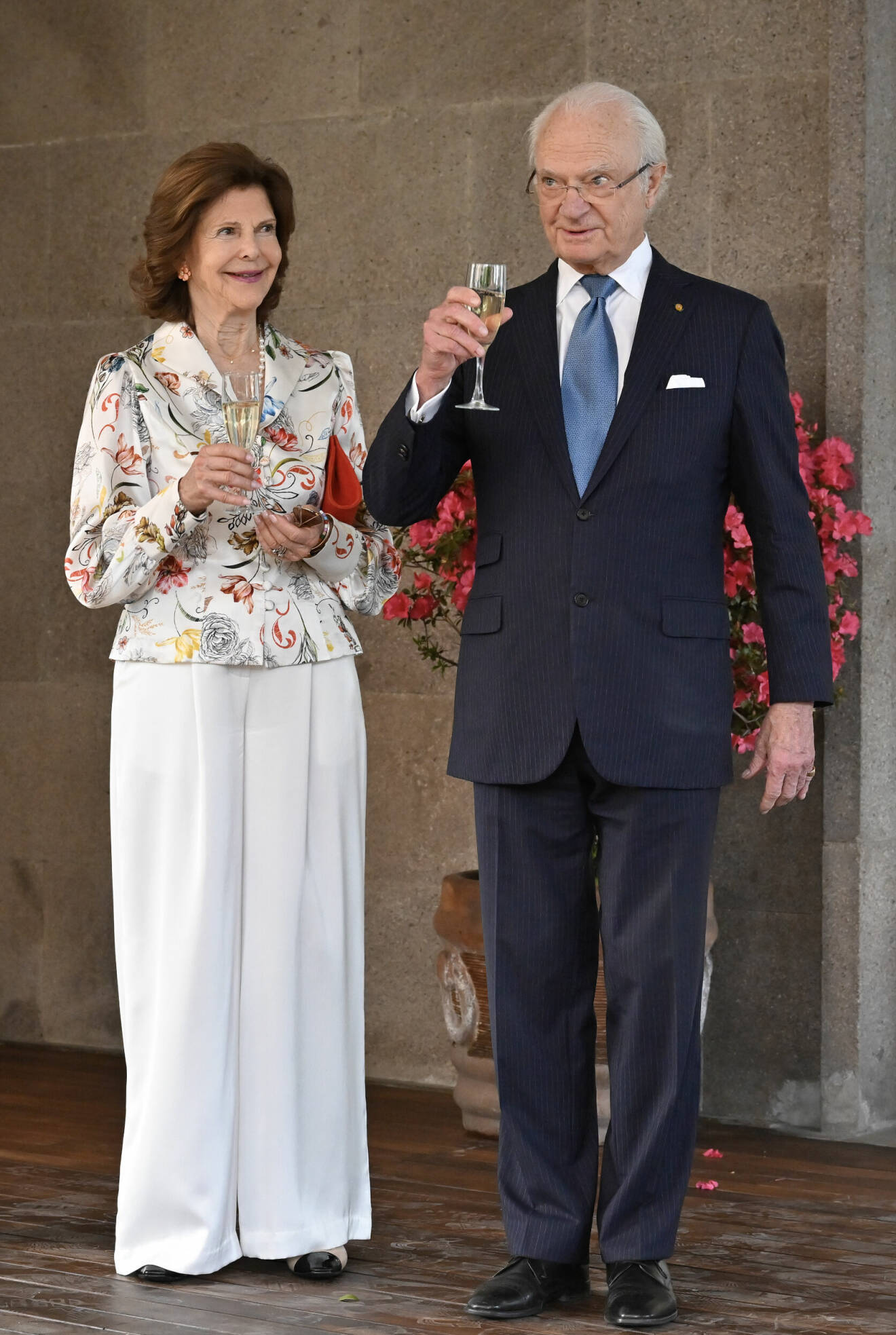 Kungen och drottning Silvia skålar med gästerna under en mottagning i svenska residenset hos ambassadör Gunnar Aldén