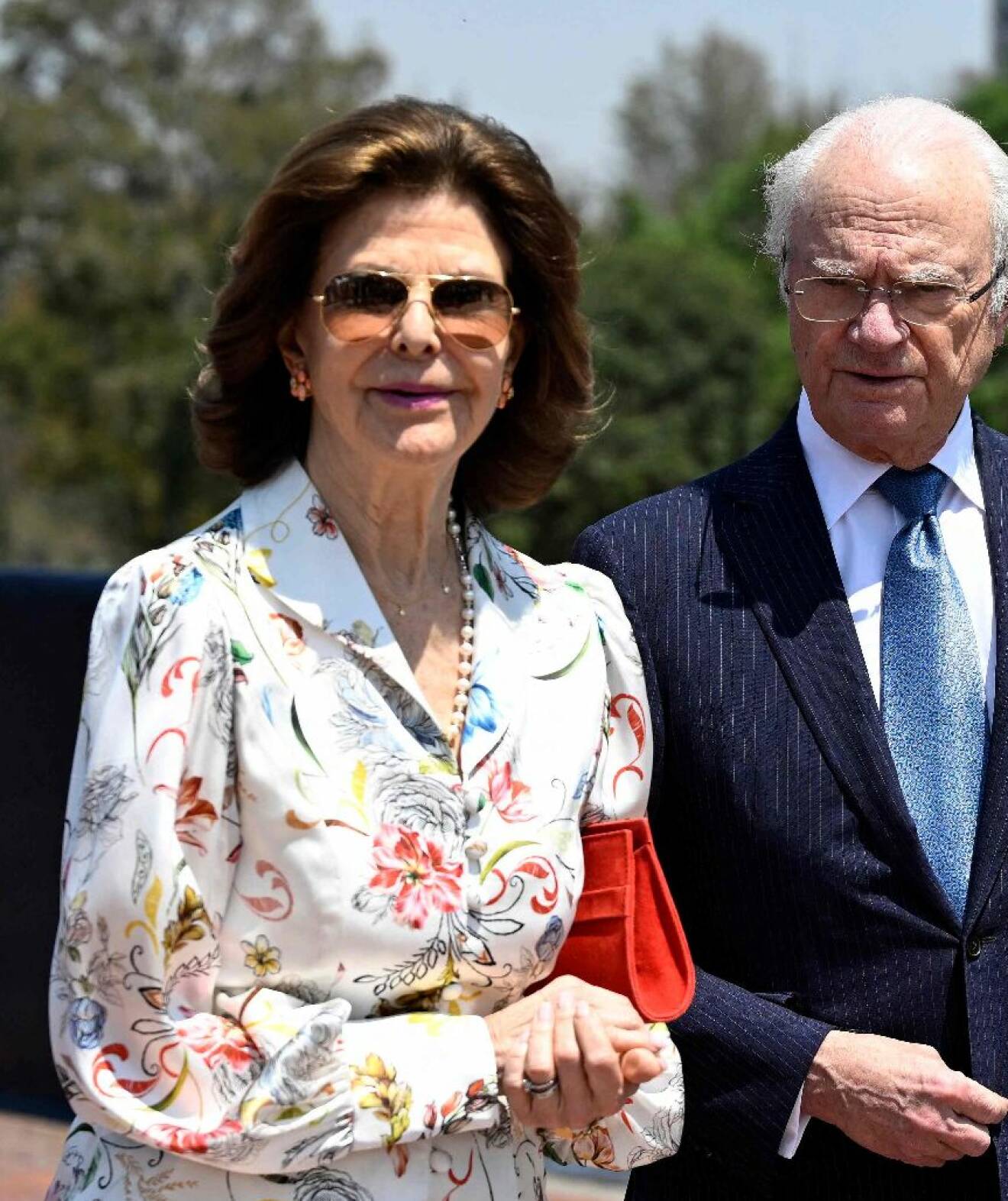 Drottning Silvia i blommig blus och solglasögon under statsbesöket i Mexiko