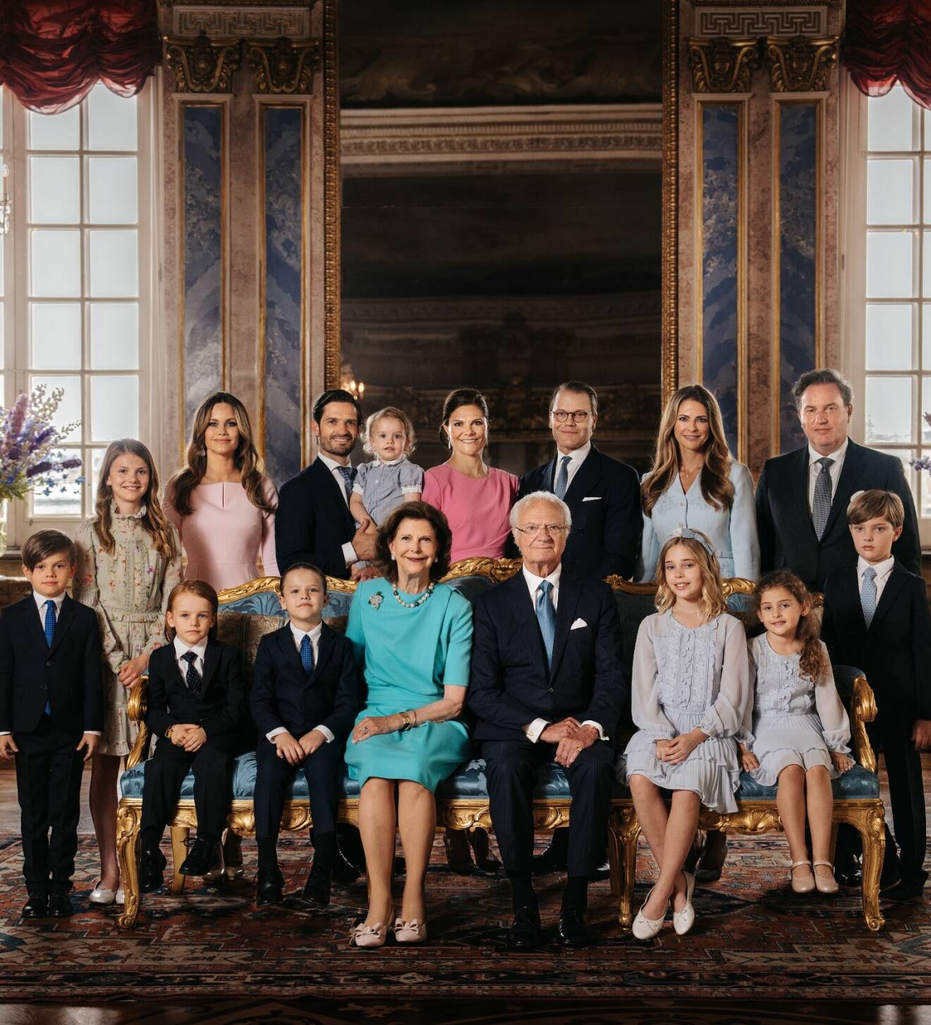 Svenska kungafamiljen på en gruppbild från 2023