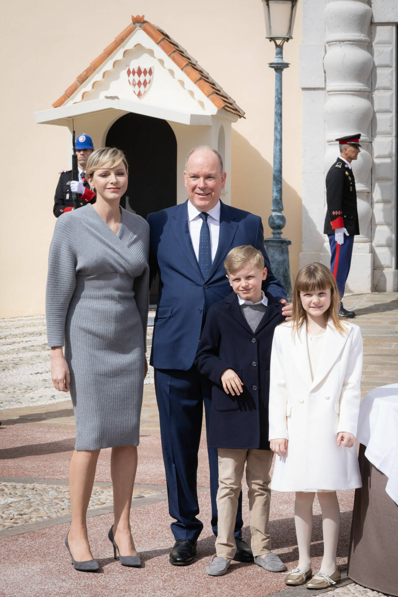 Furstinnan Charlene och furst Albert med sina barn prinsessan Gabriella och prins Jacques
