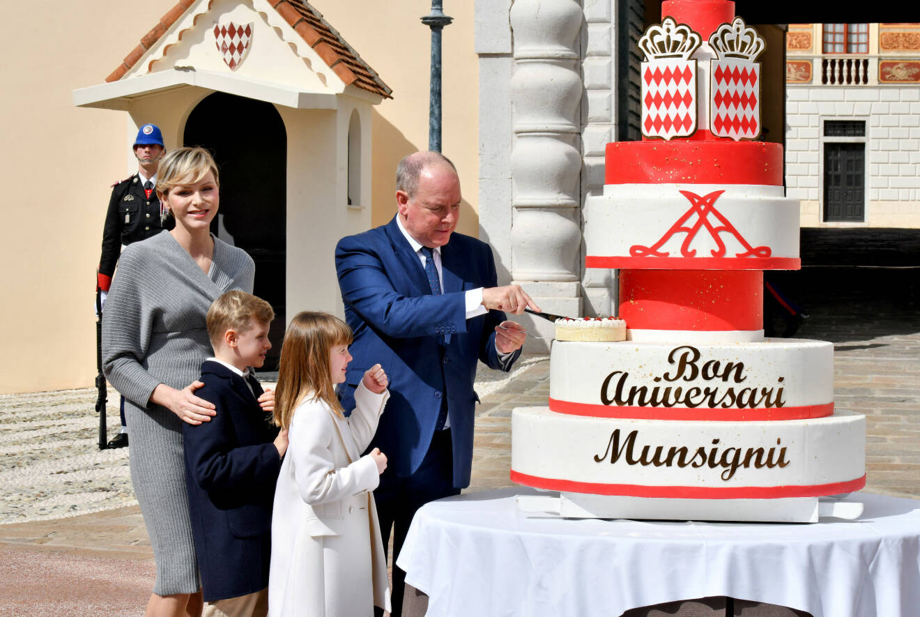 Furst Alberts födelsedagsfirande med tårta utanför palatset