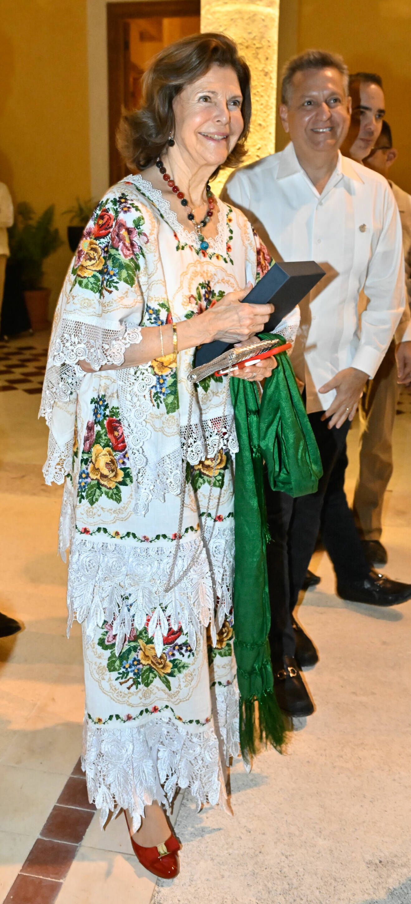 Drottning Silvia i en traditionell mexikansk dräkt vid middagen på haciendan i Yucatán