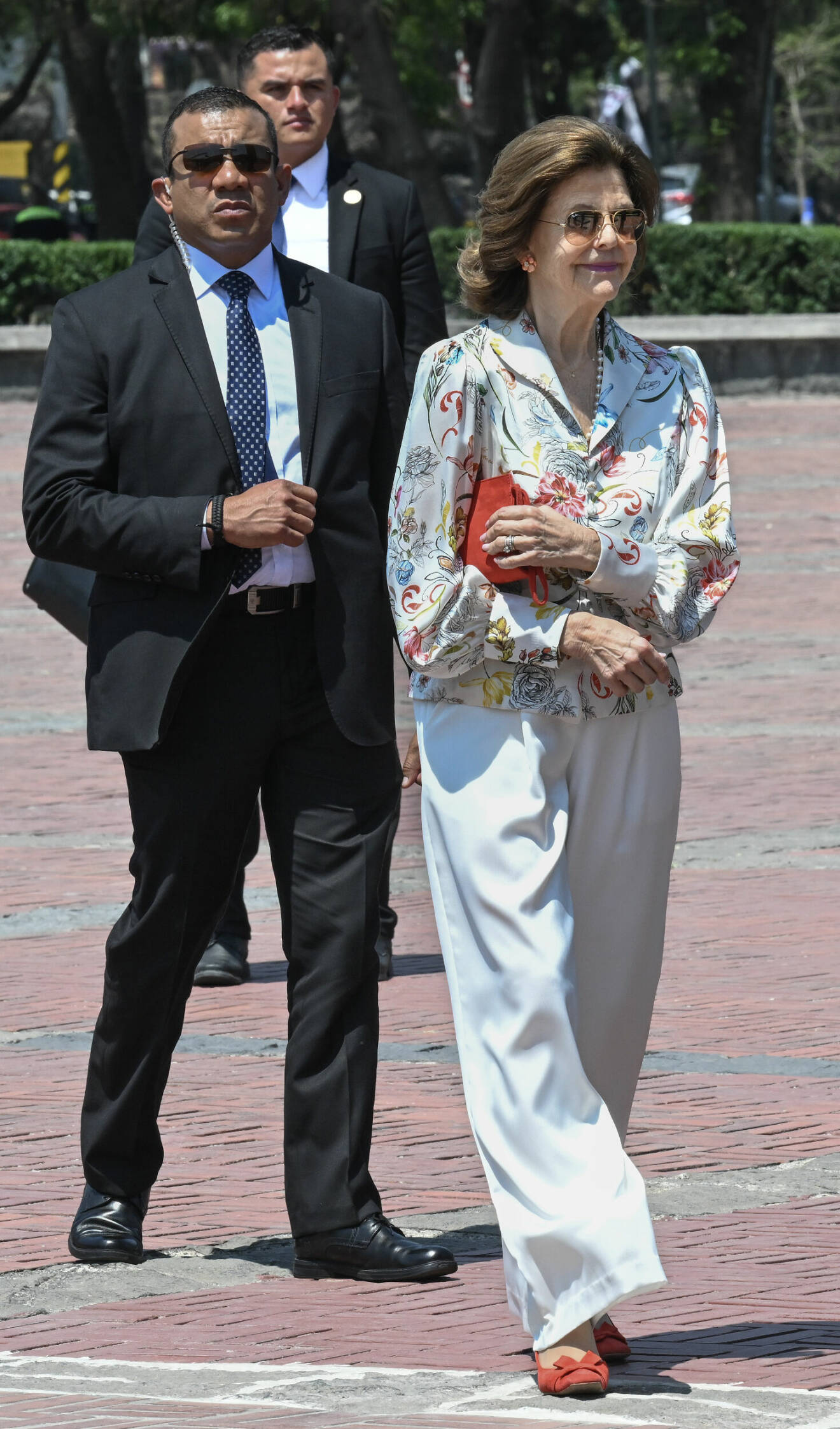 Statsbesök i Mexiko: Drottning Silvia i vida vita byxor och blommig blus