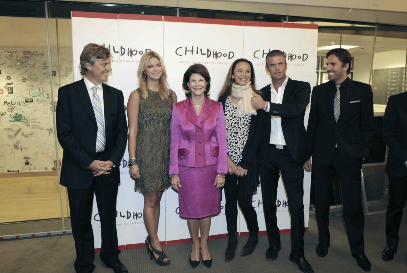 Lasse Hallström, prinsessan Madeleine, drottning Silvia, Lena Olin, Jesper Parnevik, Henrik Lundqvist på cocktailparty