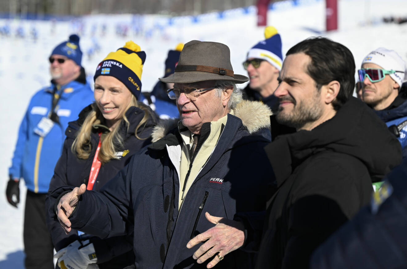 Kung Carl Gustaf och prins Carl Philip under söndagens världscupavslutning i skidor i Falun.