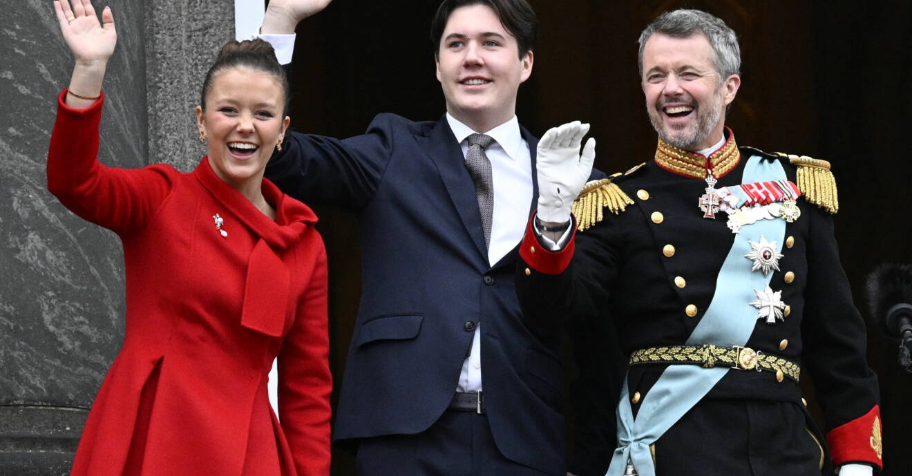 Prinsessan Isabella, prins Christian och kung Frederik ler på slottsbalkongen